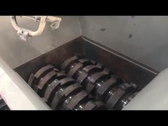 Obejrzyj: Dwuosiowa maszyna do rozdrabniania tworzyw sztucznych o prędkości 2–3 ton na godzinę do prezentacji zakładów recyklingu tworzyw sztucznych