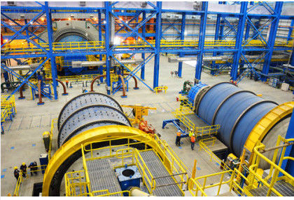 Mineralny młyn kulowy Młyn do mielenia rudy typu przelewowego Kratowy młyn kulowy