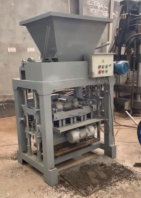 Mała wytłaczarka Maszyna do produkcji cegieł z silnikiem Diesla 1800 sztuk / h