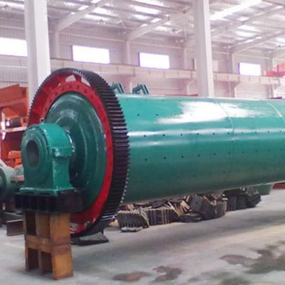 Młyn prętowy w przemyśle wydobywczym drobno kruszy i mieli rudy